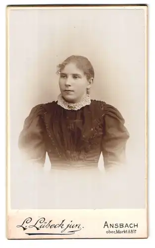 Fotografie L. Lübeck Jr., Ansbach, Oberer Markt 81a, Portrait schänes Fräulein in einem prachtvoll gerüschtem Kleid