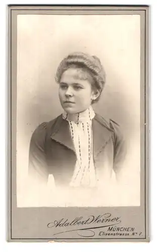 Fotografie Adalbert Werner, München, Elisenstr. 7, Portrait bildschöne junge Frau in elegant gestreifter Bluse