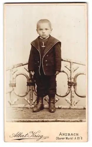 Fotografie Albert Krieg, Ansbach, Oberer Markt 81a, Portrait süsser blonder Bube im niedlichen Anzug