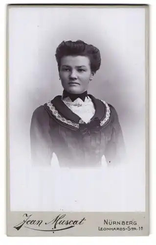 Fotografie Jean Muscat, Nürnberg, Leonhardsstr. 1a, Portrait dunkelhaarige junge Schönheit in besticktem Kleid