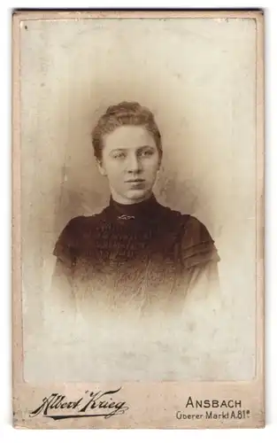 Fotografie Albert Krieg, Ansbach, Oberer Markt 81a, Portrait brünette junge Schönheit mit Brosche am gerüschten Kragen