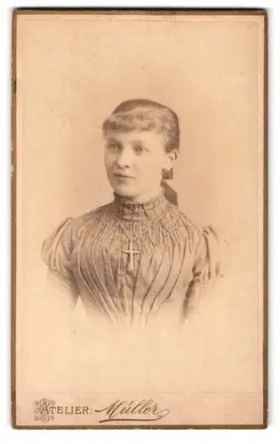 Fotografie Atelier Müller, Rochlitz, Portrait bildschönes Fräulein mit Halskette