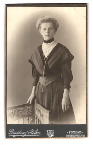 Fotografie Atelier Residenz, Potsdam, Brandenburgerstr. 50 /51, Portrait blonde junge Frau mit Amulett-Kette im Kleid