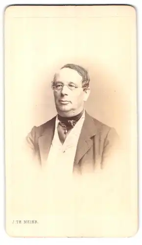 Fotografie J. Th. Meier, Eger, Portrait stattlicher Herr mit Brille im Jackett