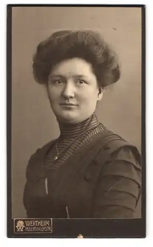 Fotografie Atelier Wertheim, Berlin, Rosenthalerstr., Portrait dunkelhaarige hübsche Dame mit Halskette