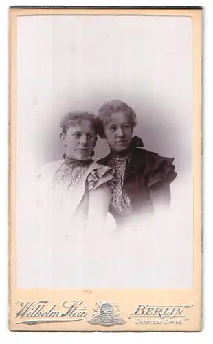 Fotografie Wilhelm Stein, Berlin, Chaussee-Str. 66, Portrait zwei bildschöne junge Frauen in gerüschten Kleidern