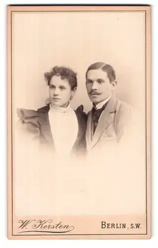 Fotografie W. Kersten, Berlin, Krausenstr. 35, Portrait eines jungen Paares in eleganter Kleidung