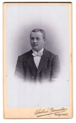 Fotografie Julius Grusche, Neugersdorf / Sachsen, Portrait charmanter junger Mann in Fliege und Jackett