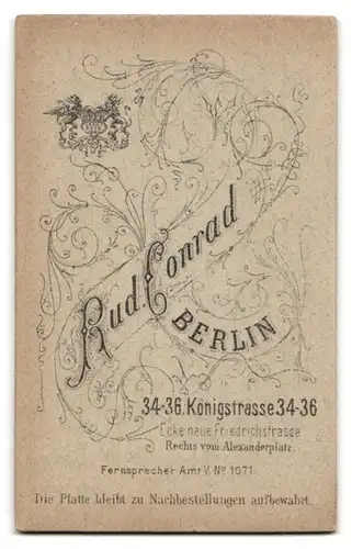 Fotografie Rud. Conrad, Berlin, Königstr. 34-36, Portrait niedliches kleines Mädchen im bestickten Kleidchen