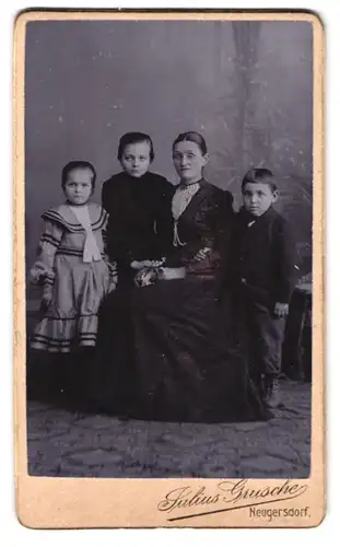 Fotografie Julius Grusche, Neugersdorf / Sachsen, Portrait einer elegant gekleideten Familie mit Kindern