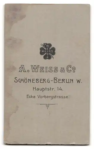 Fotografie A. Weiss & Co., Berlin-Schöneberg, Hauptstr. 14, Portrait niedliches kleines Mädchen im weissen Hemdchen