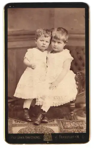 Fotografie Prof. Erwin Hanfstaengl, Frankfurt / Main, Portrait zwei bildschöne Mädchen in weissen Kleidern