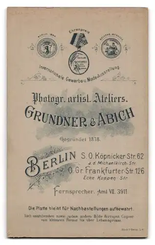 Fotografie Grundner & Abich, Berlin, Köpenickerstr. 62, Portrait blondes süsses Mädchen mit Blumenkörbchen in der Hand