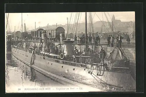 AK Boulogne-sur-Mer, Kriegsschiff im Hafen