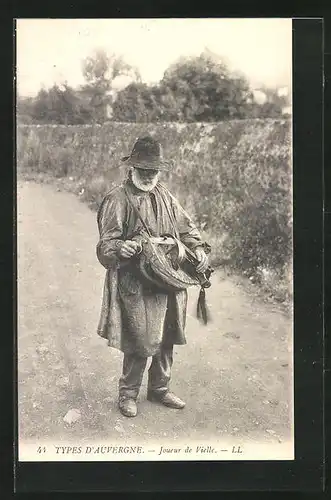 AK Mann in Tracht aus Auvergne mit einer Drehleier