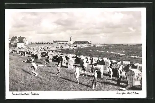 AK Büsum, Bewegtes Badeleben, Strandpartie mit Leuchtturm und Besuchern