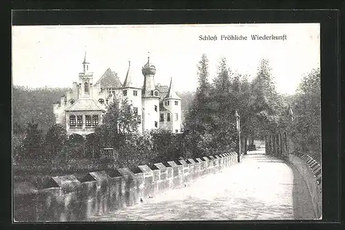 AK Wolfersdorf, Strassenpartie mit Schloss Fröhliche Wiederkunft