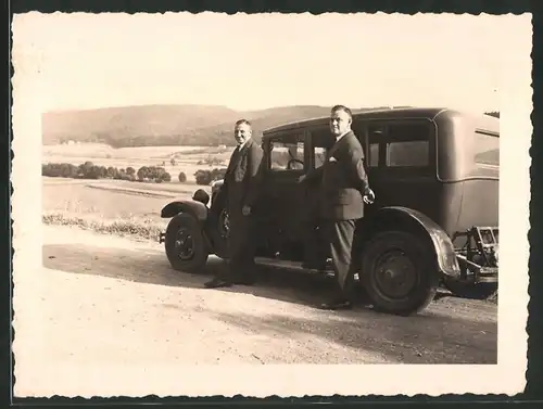 Fotografie Auto Adler, Limousine auf einem Feldweg