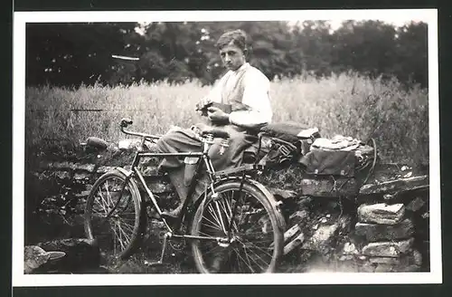 Fotografie Bursche mit Fahrrad - Velo während einer Rast