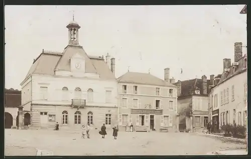 Fotografie unbekannter Fotograf, Ansicht Coulanges-sur-Yonne, Hotel de Lion Dor