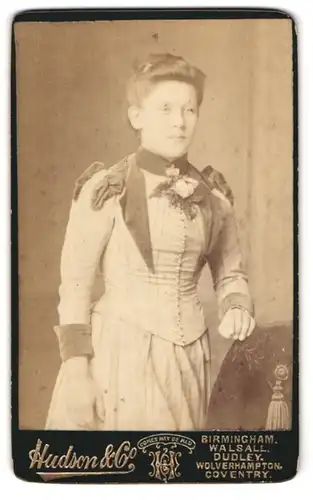 Fotografie Hudson & Co., Birmingham, Portrait junge Dame in modischer Kleidung