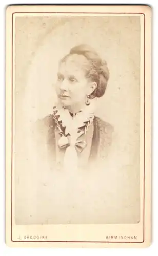 Fotografie J. Grégoire, Birmingham, 36, Cannon Street, Portrait bürgerliche Dame mit Hochsteckfrisur