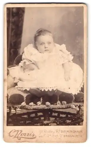 Fotografie Charles Norris, Birmingham, 139 Dudley Road, Portrait niedliches Kleinkind im weissen Kleid