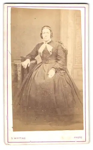 Fotografie S. Whiting, Chesterfield, Portrait bürgerliche Dame mit Buch am Tisch sitzend