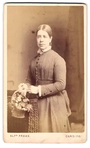 Fotografie Alfred Freke, Cardiff, 12 Duke Street, Portrait bürgerliche Dame im Kleid mit Blumenkorb