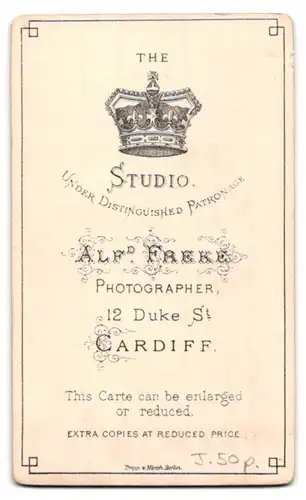 Fotografie Alfred Freke, Cardiff, 12 Duke Street, Portrait bürgerliche Dame im Kleid mit Blumenkorb