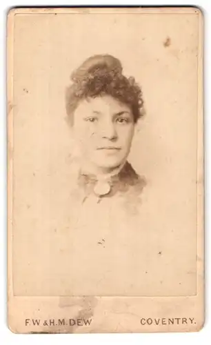 Fotografie F. W. & H. M. Dew, Coventry, Portrait junge Dame mit Kragenbrosche