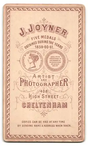 Fotografie J. Joyner, Cheltenham, 408, High Street, Portrait halbwüchsiger Knabe in modischer Kleidung