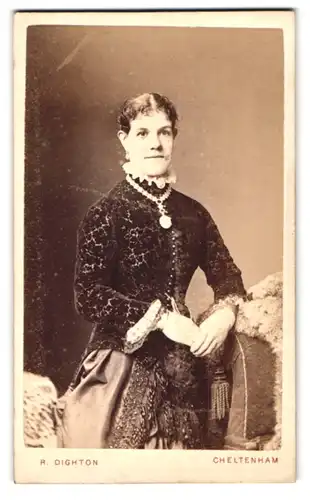 Fotografie R. Dighton, Cheltenham, Portrait bürgerliche Dame mit Amulett an Sessel gelehnt