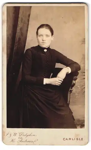 Fotografie J. & W. Dodgshon, Carlisle, Lowther Street, Portrait junge Dame im schwarzen Kleid