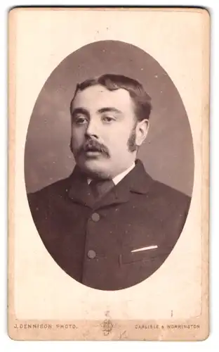 Fotografie J. Dennison, Carlisle, 21, Henry-Street, Portrait modisch gekleideter Herr mit Schnurrbart