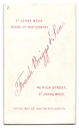 Fotografie Frank Briggs & Son, St. Johns Wood, 40, High Street, Portrait älterer Herr im Mantel auf Sessel sitzend