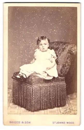 Fotografie F. Briggs & Son, St. Johns Wood, 40, High Street, Portrait kleines Mädchen im weissen Kleid