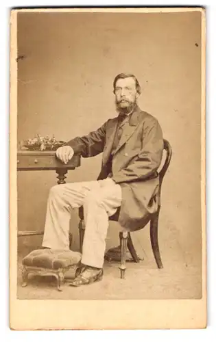 Fotografie F. W. Evans, London-SE, 246, Old Kent Road, Portrait bürgerlicher Herr am Tisch sitzend