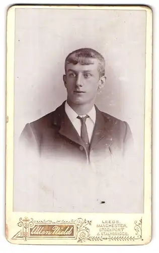 Fotografie Allen Nield, Leeds, Queens Arcade, Portrait junger Mann im Anzug mit Krawatte
