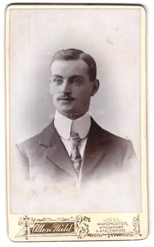 Fotografie Allen Nield, Leeds, Queens Arcade, Portrait junger Mann im Anzug mit Krawatte
