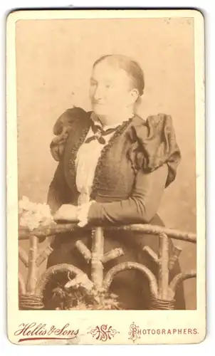 Fotografie Hellis & Sons, London, 211 & 213, Regent Street, Portrait ältere Dame im hübschen Kleid