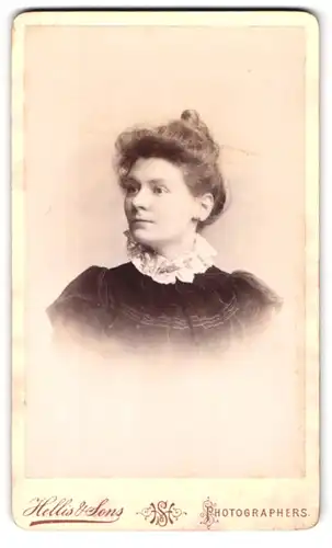 Fotografie Hellis & Sons, London, 211 & 213, Regent Street, Portrait junge Dame mit hochgestecktem Haar