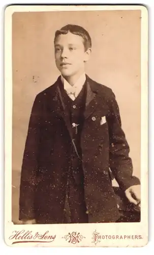 Fotografie Hellis & Sons, London, 211 & 213, Regent Street, Portrait junger Mann in modischer Kleidung