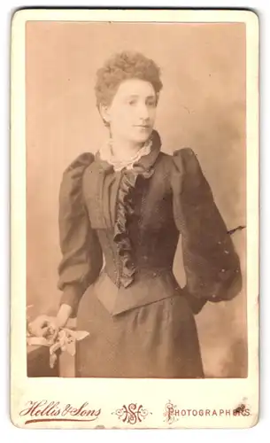 Fotografie Hellis & Sons, London, 211 & 213, Regent Street, Portrait junge Dame in modischer Kleidung