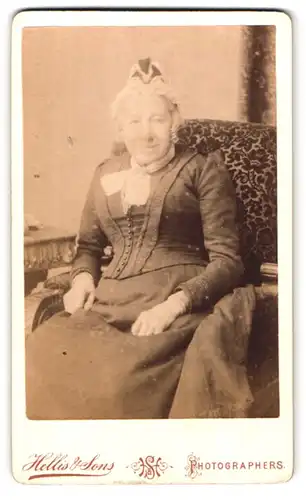 Fotografie Hellis & Sons, London, 211 & 213, Regent Street, Portrait ältere Dame in hübscher Kleidung mit Haube