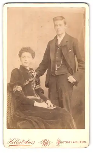 Fotografie Hellis & Sons, London, 211 & 213, Regent Street, Portrait junges Paar in zeitgenössischer Kleidung