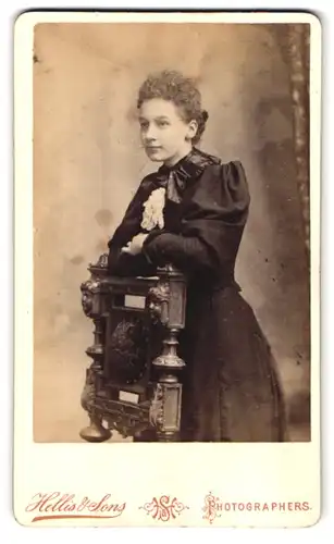 Fotografie Hellis & Sons, London, 211 & 213, Regent Street, Portrait junge Dame in zeitgenössischer Kleidung