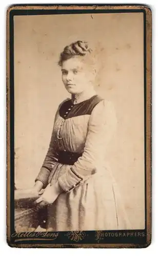 Fotografie Hellis & Sons, London, 211 & 213, Regent Street, Portrait junge Dame in modischer Kleidung