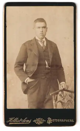 Fotografie Hellis & Sons, London, 211 & 213, Regent Street, Portrait junger Mann in modischer Kleidung