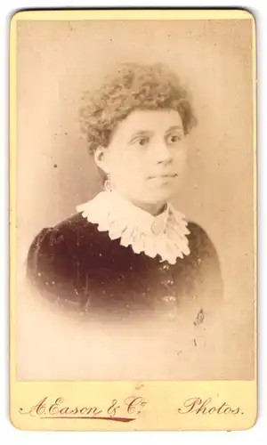 Fotografie A. Eason & Co., Kingsland, 16, Dalston Lane, Portrait junge Dame in hübscher Kleidung